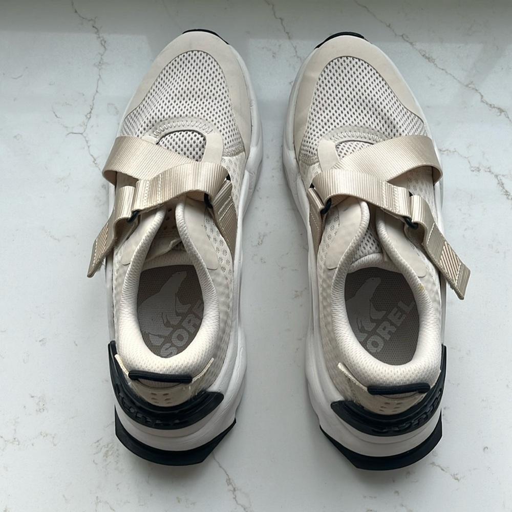 Women’s Sorel sneaker tennis shoe with velcro crossover strap size 8. Worn once.